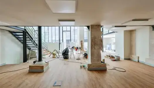 Bureaux rénovés style atelier / loft avec très belle hauteur sous-plafond
