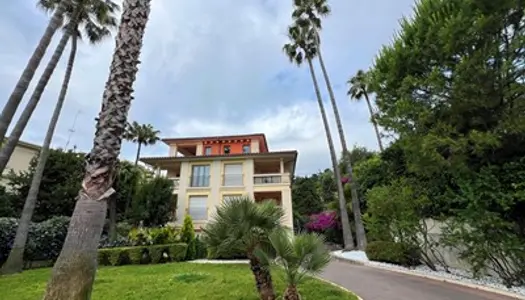 Appartement proche plage, terrasse à Beaulieu-sur-Mer, France 