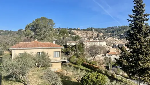 Villa avec une belle vue, à 2 pas du village de Cotignac