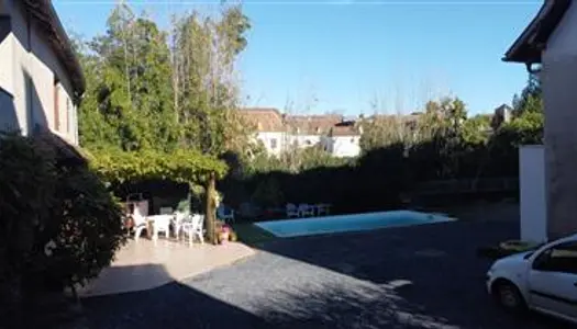 Maison de caractère de 310 m² avec piscine, appartement indépendant.