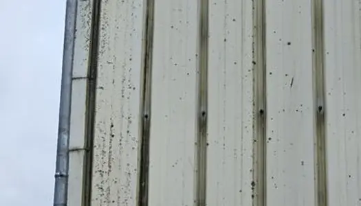 Garage à louer dans un bâtiment d'hivernage isolé dalle béton