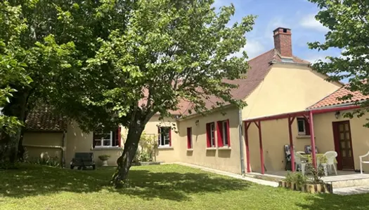 Sur les hauteurs de Plazac, en Périgord Noir, située au calme mais non isolée, maison de v 