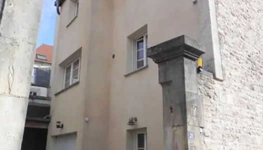 Maison de ville récente centre historique de Chaumont sur 3 niveaux avec cour fermée et 