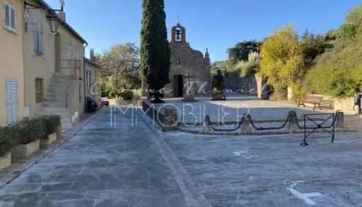 Rare à Grimaud village : maison avec jardin et terrasse 