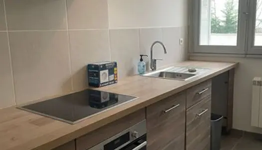 Appartement T3 rénové et meublé -dans copro calme avec parking et commerces- secteur caserne de B