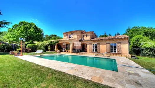 Superbe maison traditionnelle de 215m² avec piscine