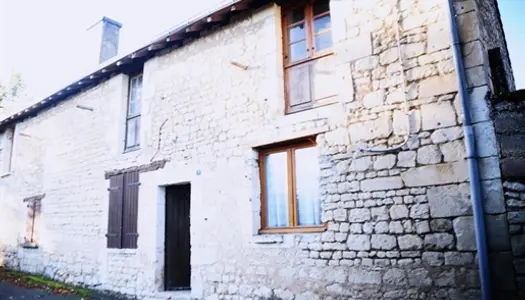 Dans un charmant hameau sur la commune de Pussigny, maison ancienne offrant près de 100 m² 