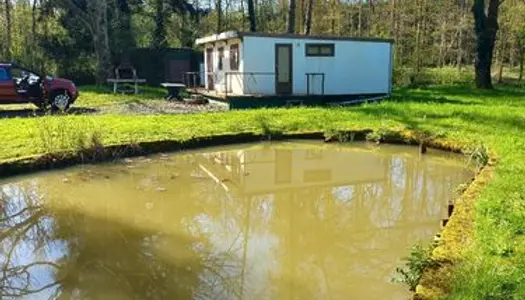 Terrain de loisir avec bungalow et petit étang de pêche