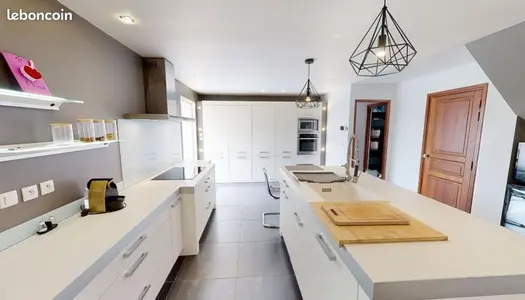 Villa 5 pièces 305 m²