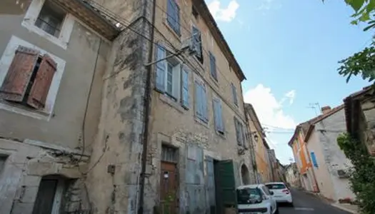 Vends immeuble ancien avec exterieurs à rénover à Cereste en Luberon 