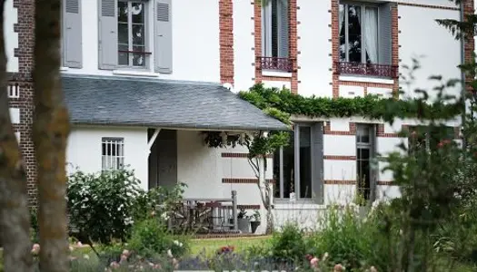 Belle maison bourgeoise du 19ème et son élégant jardin paysagé 