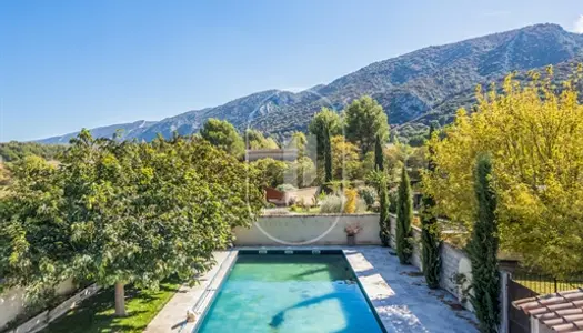 Mas avec piscine proche du village à vendre à Robion 