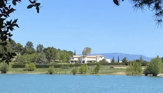 Villa de luxe située au bord d'un lac 