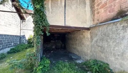 Bâtiment à usage de garage ou stockage dans l'avenue Alphonse Baudin à Bourg-en-Bresse (Entre la 