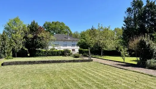 Maison de deux chambres à mettre à jour. 