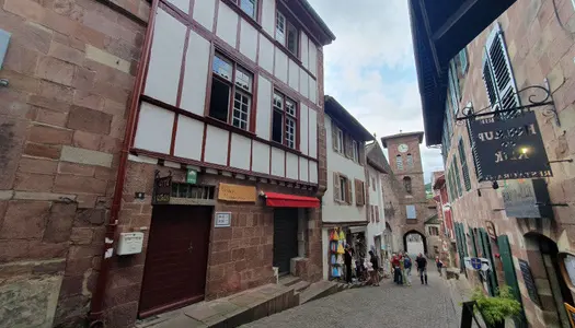 Pays Basque Immeuble 17ème 6 pièces avec local sur rue.