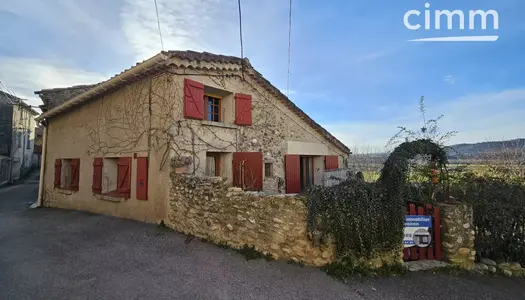 Maison de village de plain pied avec garage et jardin 