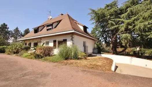 MAISON SPACIEUSE PROCHE THOUARS SUR UN PARC ARBORÉ 