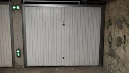 Un garage/box fermé pour automobile ou pour stockage