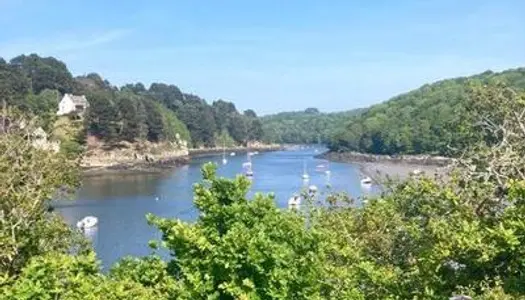 Dans le bourg pittoresque du Yaudet et de sa baie protégée, petite maison à rénover entièrement 