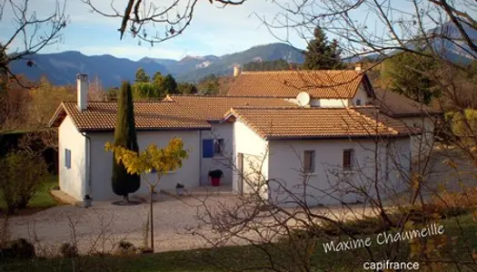 Conçue pour une vie paisible et élégante, dans la Drôme, découvrez cette magnifique villa à 