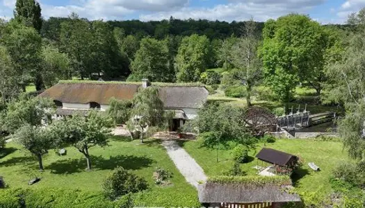 Ancien moulin à eau de 1888 traversé par la rivière d'Avre 