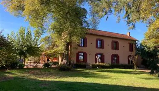 Dans un écrin de verdure, belle maison de charme centenaire