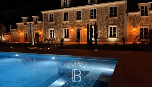 Proche Montfort l'Amaury, luxueux ensemble de 570m2 habitables avec piscine chauffée,