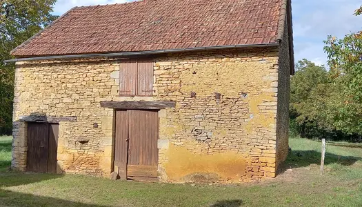 Ancien corps de ferme en pierre à restaurer, sur 14 hectares environ 