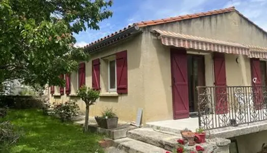 Maison de village avec garage et jardin attenant 