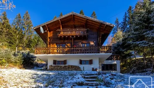 Un chalet indépendant de 5 chambres et 3 salles de bains avec de superbes vues, dans un en