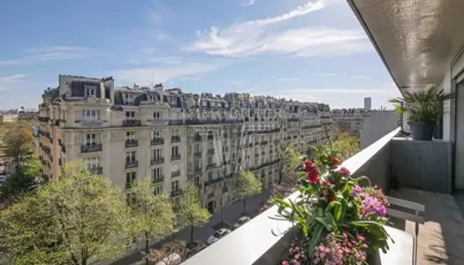 ÉTAGE ÉLEVÉ - 109 M² TRAVERSANT - 25 M² DE BALCON VUE TOUR EIFFEL 