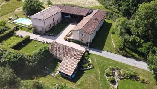 Belle domaine avec maison, grande salle de réception, piscine et dépendances sur 8 ha 