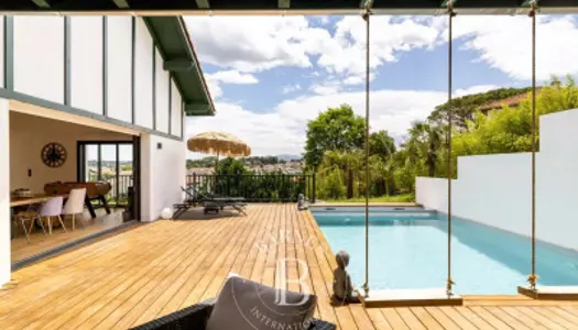 CIBOURE, VUE MONTAGNES TRÈS BELLE MAISON CONTEMPORAINE AVEC PISC 