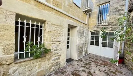 MAISON ATYPIQUE EN PIERRE de 114m2 AVEC COUR au coeur du village