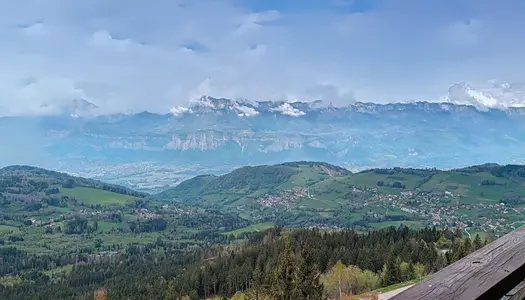 Excellente vue sur la vallée et les montagnes 