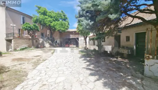 Maison de Maître avec terrasse, cours intérieure, dépendances et 