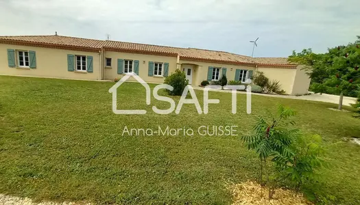 Cette maison offre un cadre de vie paisible en pleine campagne. 