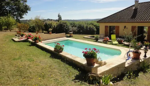 Maison familiale sur sous-sol semi-enterré 