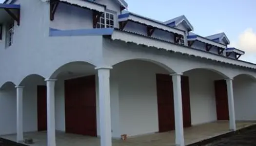 Guadeloupe : maison meublée entre mer et montagne à louer 