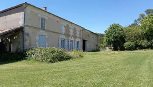 Belle maison de campagne à rénover proche Montendre 