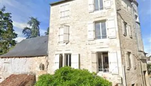 Pour investisseur : Nord Lot, 15' de Brive, grande bâtisse de caractère offrant 3 appartem