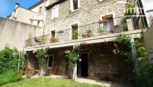 Maison en pierre rénovée avec jardin et garage 