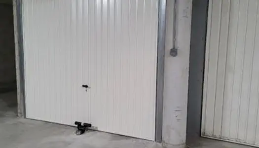 Garage avec étagères