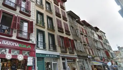 Bel appartement deux pièces, rue d'Espagne, à rafraichir, aisément convertible en T3 
