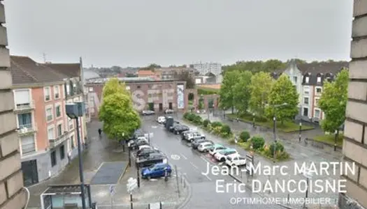 Ensemble de bureaux face au musée de la Piscine 