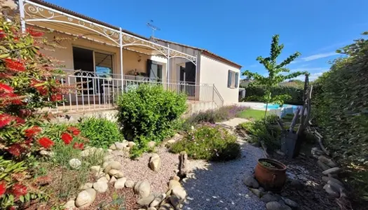 Maison de plain-pied pratique avec jardin et piscine 