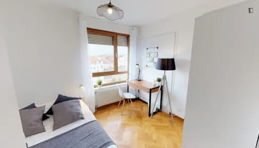 Chambre double dans un appartement de 5 chambres