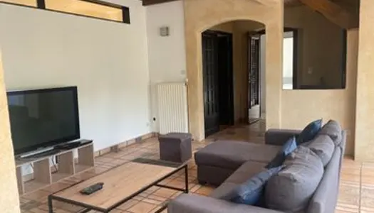 Chambre avec sa salle d'eau en colocation dans un très grand appartement