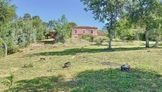 Très belle villa avec piscine, studio et dépendances construite sur un terrain d'environ 1 hectare 